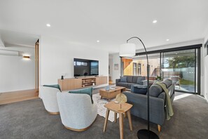 TV - Beautiful Balook - 3 Bedroom Beach House (Lauderdale)