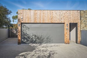 Property grounds - Beautiful Balook - 3 Bedroom Beach House (Lauderdale)