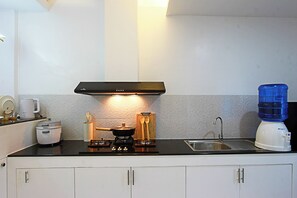 Frigorifero, bollitore elettrico, risottiera, pentole/stoviglie/utensili