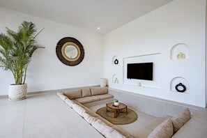 Deluxe Βίλα, 3 Υπνοδωμάτια, Αίθριο, Θέα στην Πισίνα | Καθιστικό | Τηλεόραση 43 ιντσών με καλωδιακά κανάλια