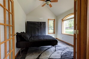 8 bedrooms, WiFi, bed sheets - Lake Osakis Family Getaway: Game Room, Dock (Osakis)