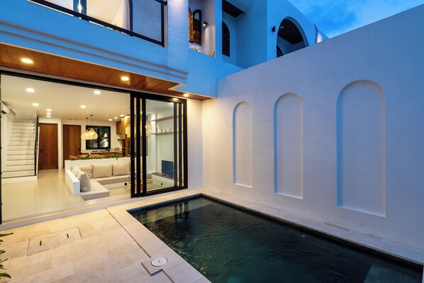 Una piscina al aire libre