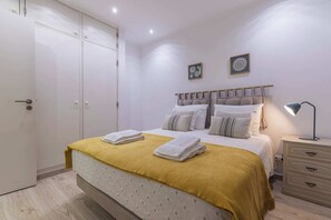 3 bedrooms, iron/ironing board, free WiFi, bed sheets - Comfortable Flat near Marquês de Pombal (Lisboa)