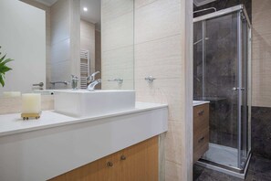 Douche, séchoir à cheveux, serviettes fournies, shampooing