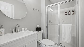 Douche, sèche-cheveux, serviettes fournies, savon