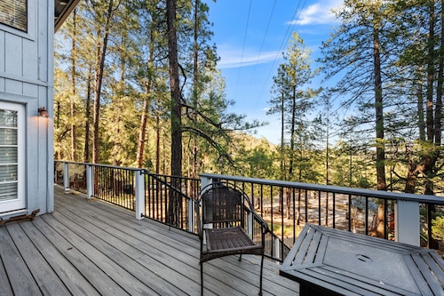 Beautiful forest retreat with stunning views