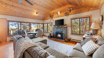 Televisio, DVD-soitin, kirjoja