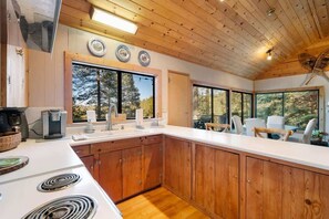 Fridge, microwave, oven, stovetop - Beautiful forest retreat with stunning views (Prescott)