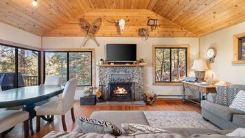 Een televisie, een dvd-speler en boeken