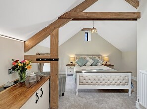 4 habitaciones, tabla de planchar con plancha, wifi y ropa de cama 