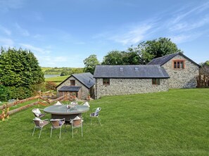 Outdoor dining - Broomy Barn, Bromtpon Regis (Nr Dulverton)
