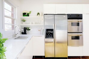 Mikrobølgeovn, ovn, kokeplater og oppvaskmaskin