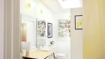 Handuk, sabun,  dan tisu toilet