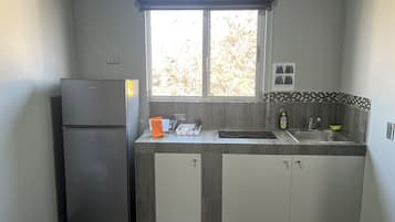 Cookware/dishes/utensils, dining tables