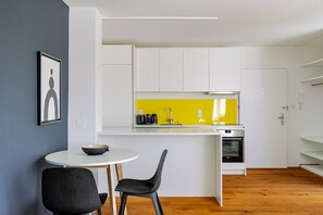 Fridge, microwave, oven, stovetop - Blueground | Alsergrund, balcony, nr Votivkirche (Vienna)
