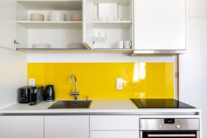 Réfrigérateur, micro-ondes, four, plaque de cuisson