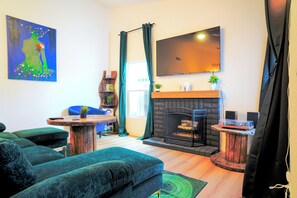Smart TV y chimenea 