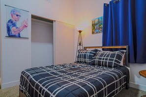 1 soverom, skrivebord, strykejern/-brett og wi-fi (inkludert)