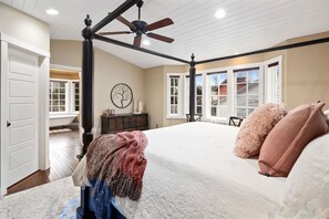 5 bedrooms, iron/ironing board, travel crib, WiFi - Spacious Escape where Fun Meets Luxury Relaxation (Bigfork)