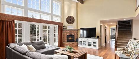 TV connectée, cheminée, jeux vidéo, baby-foot