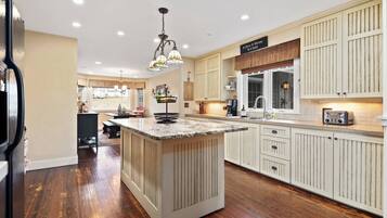 Køleskab, mikrobølgeovn, ovn, kogeplade