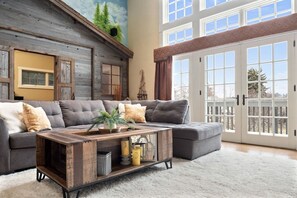 Smart TV, fireplace, video games, foosball - Spacious Escape where Fun Meets Luxury Relaxation (Bigfork)