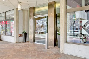 Exterior detail - Blueground | Fenway–Kenmore, fitness, nr Fenway Park (Boston)