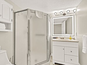 Haartrockner, Handtücher, Seife, Toilettenpapier