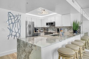 Microondas, horno, parrilla de estufa y lavavajillas 