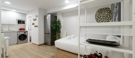 Escritorio, tabla de planchar con plancha y acceso a internet