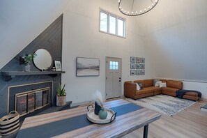 Smart TV, chimenea, futbolito y estéreo 