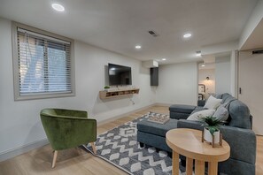 Smart-TV, Kamin, Tischfußball, Stereoanlage