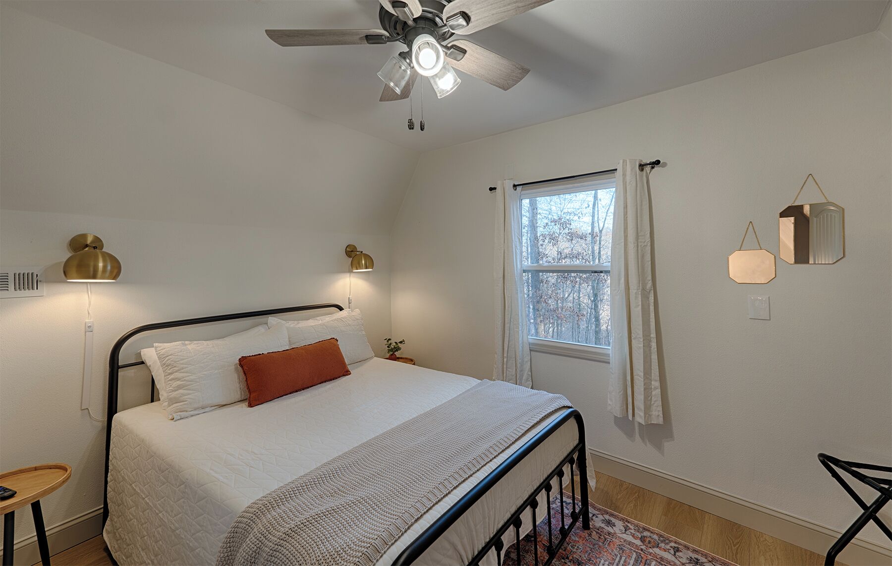 4 bedrooms, desk, iron/ironing board, free WiFi