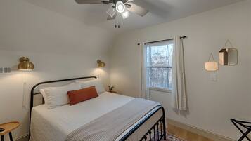 4 bedrooms, desk, iron/ironing board, free WiFi