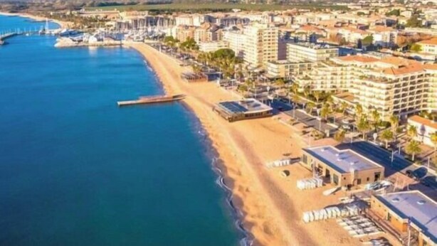 An aerial view of a coastal area with a beach, buildings, and a pier. - Modern 30m² Apartment with A/C & Wi-Fi – Just 100m from the Beach (Fréjus)