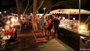 An outdoor market with various stalls and people browsing. - Modern 30m² Apartment with A/C & Wi-Fi – Just 100m from the Beach (Fréjus)