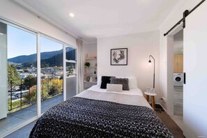 2 bedrooms, desk, iron/ironing board, WiFi