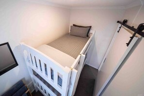 2 bedrooms, desk, iron/ironing board, WiFi