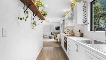 Fridge, oven, stovetop, dishwasher