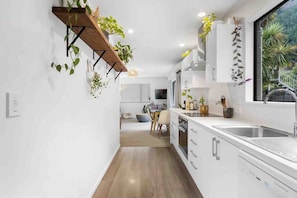 Fridge, oven, stovetop, dishwasher