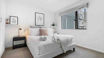 2 bedrooms, desk, iron/ironing board, WiFi