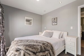 2 bedrooms, desk, iron/ironing board, WiFi