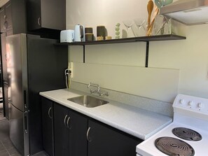 Fridge, oven, stovetop, toaster - Robins Retreat-Town Center - Parking - Easy access (Queenstown)