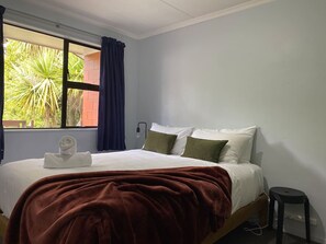 1 bedroom, desk, iron/ironing board, WiFi - Robins Retreat-Town Center - Parking - Easy access (Queenstown)
