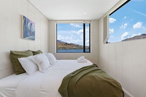 2 bedrooms, desk, iron/ironing board, WiFi