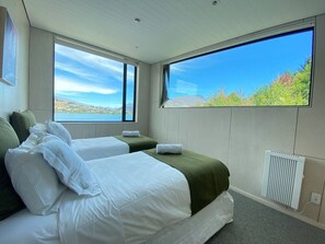 2 bedrooms, desk, iron/ironing board, WiFi