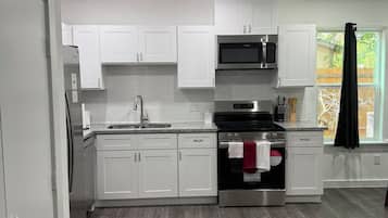 Frigorífico, microondas, horno y placa de cocina