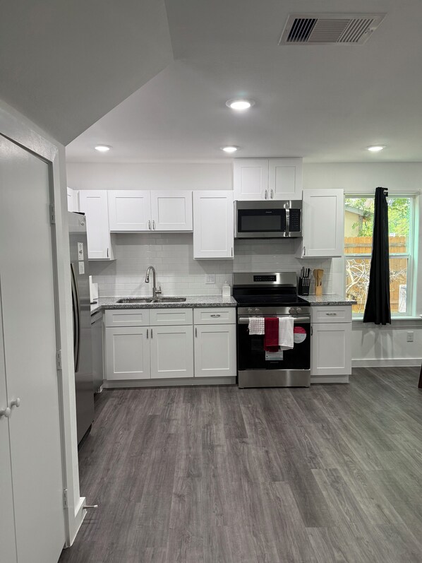 Réfrigérateur, micro-ondes, four, plaque de cuisson