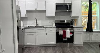 Modern luxe townhome
-15 minutes away from downtown