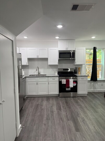 Modern luxe townhome
-15 minutes away from downtown